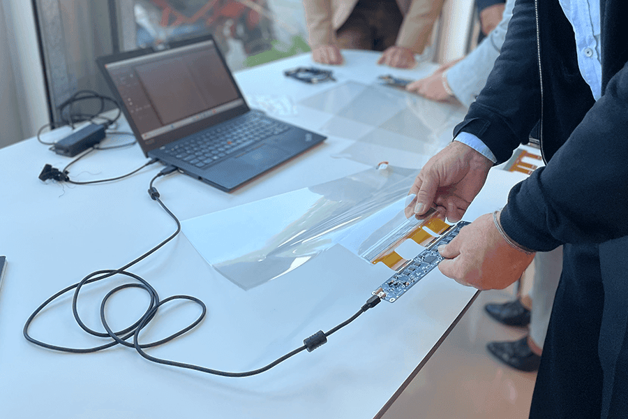 TILE narrow bezel features a bezel–to-bezel width that minimizes the visual distraction TILE narrow bezel features a bezel–to-bezel width that minimizes the visual distraction