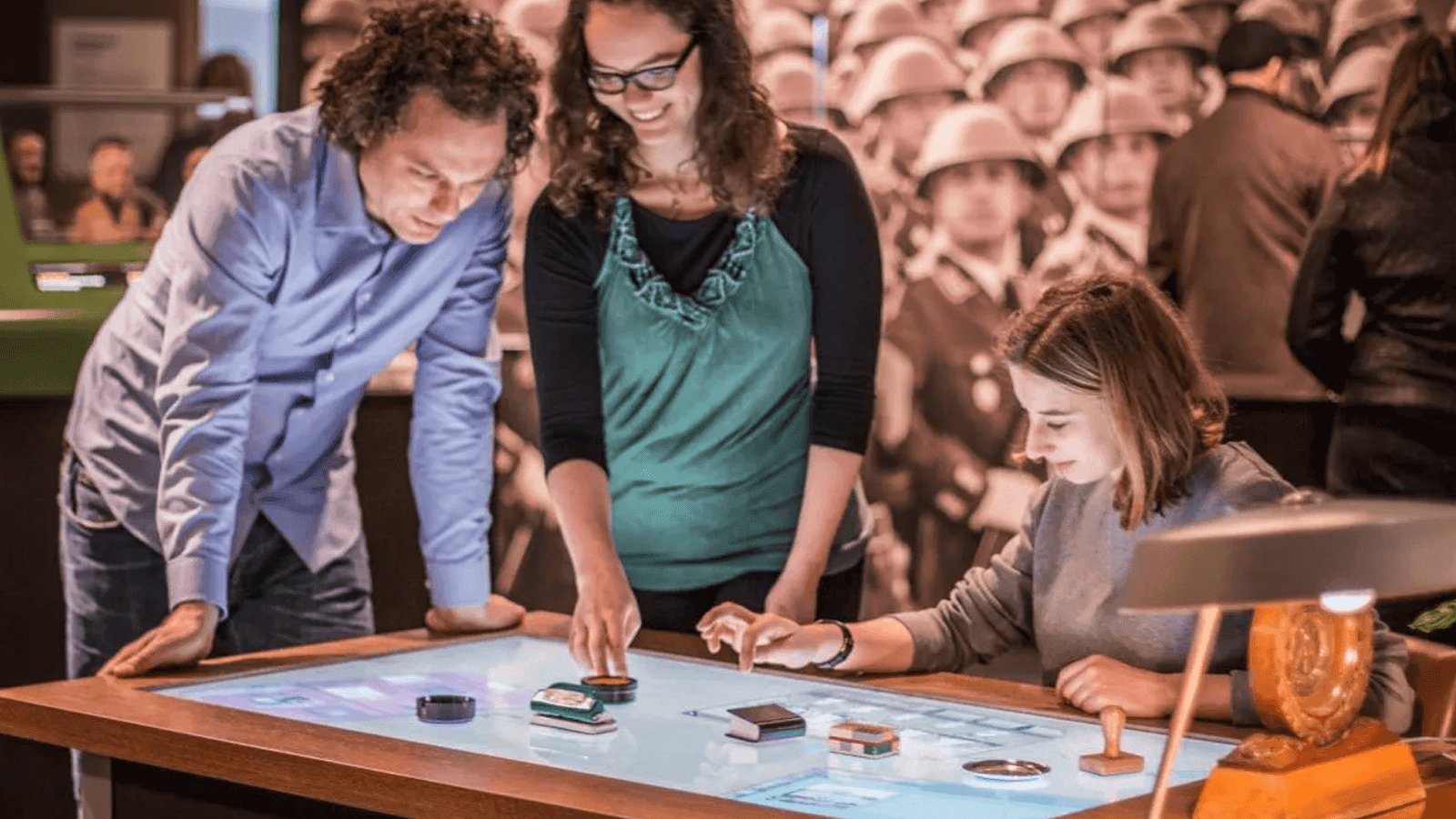 You can use DISPLAX Active OR as a joystick to interact with content