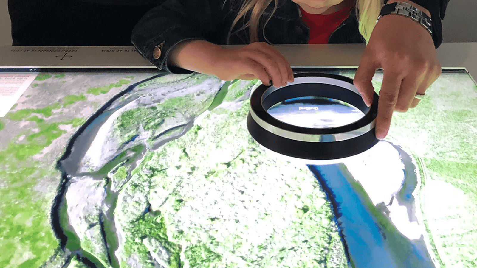 Magnified Glass for Touchscreens Object Recognition
