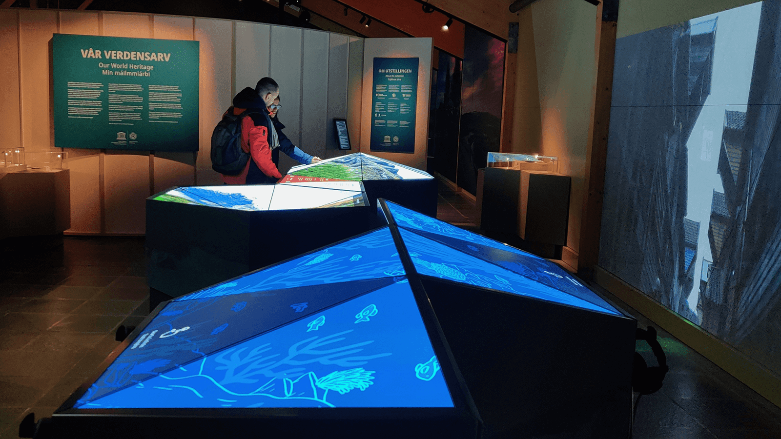 Triangle touchscreens for museums Triangle touchscreens for museums