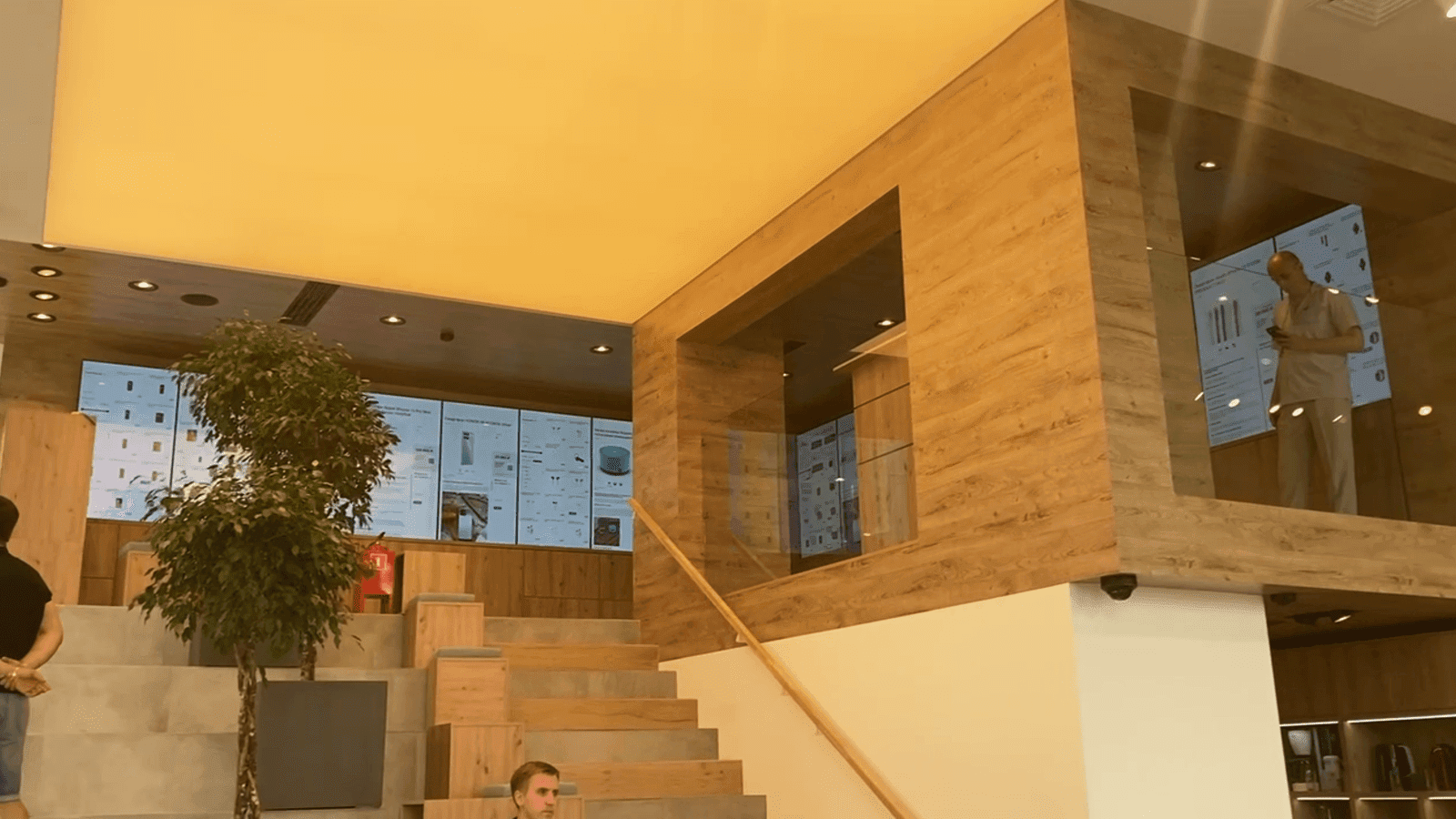 Interactive Videowalls for Retail & Showrooms Interactive Videowalls for Retail & Showrooms