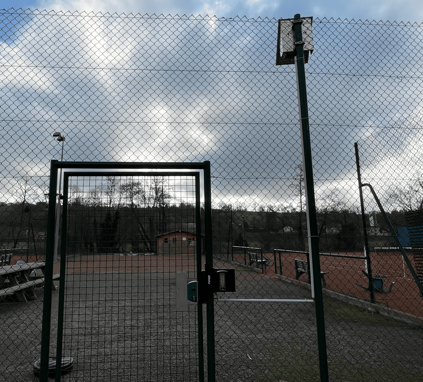 Tennis extérieur solaire