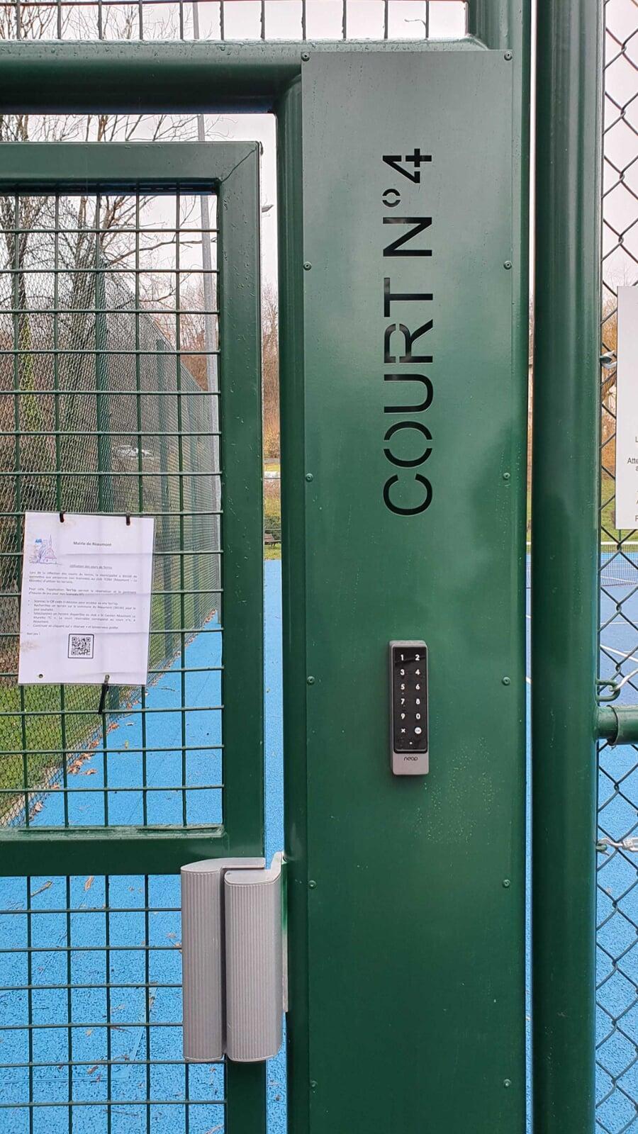 Tennis extérieur avec architecte