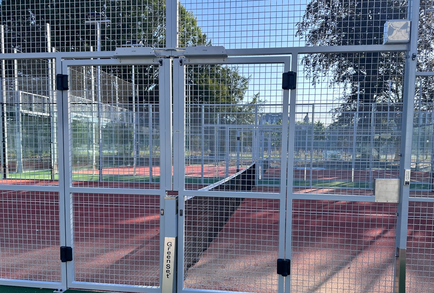 Double entrée sur piste de padel extérieure