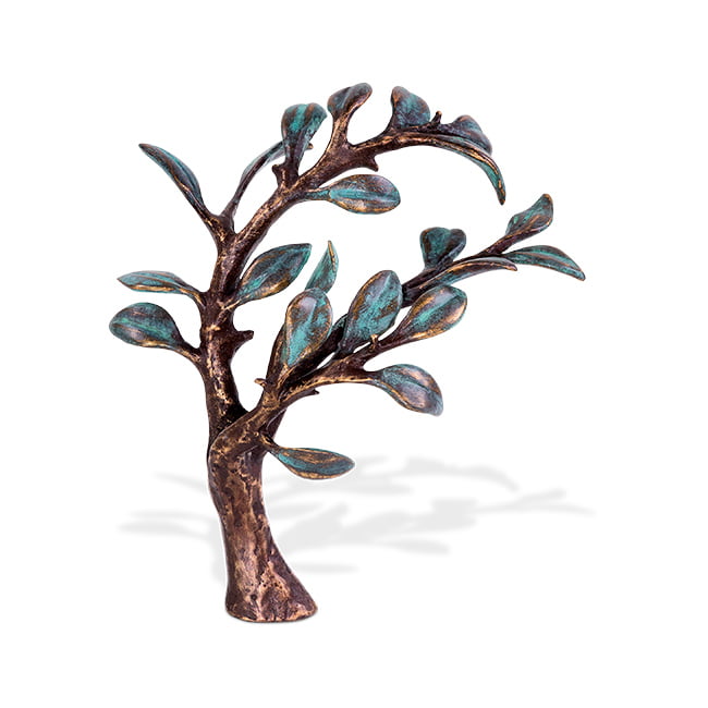 Bronzen boom met groene blaadjes Bronzen boom met groene blaadjes