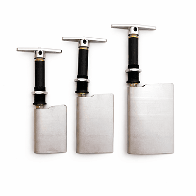 Aluminium RC boat rudders in three sizes with 180° control arms and plastic stuffing tubes Aluminium RC boat rudders in three sizes with 180° control arms and plastic stuffing tubes