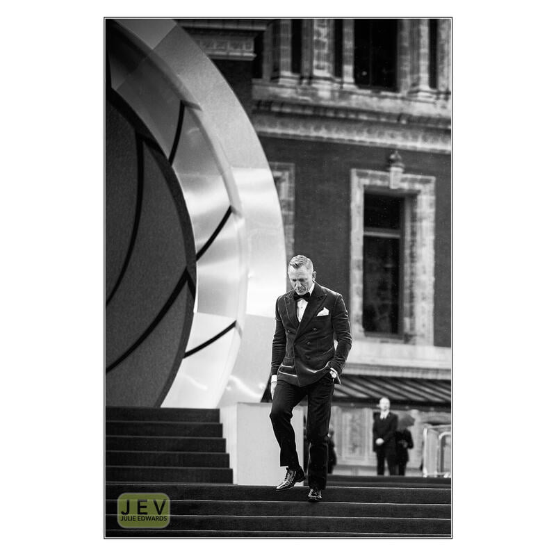 Julie Edwards Monochrome Show 2021 - Daniel Craig enters for the last time as James Bond Julie Edwards Monochrome Show 2021 - Daniel Craig enters for the last time as James Bond