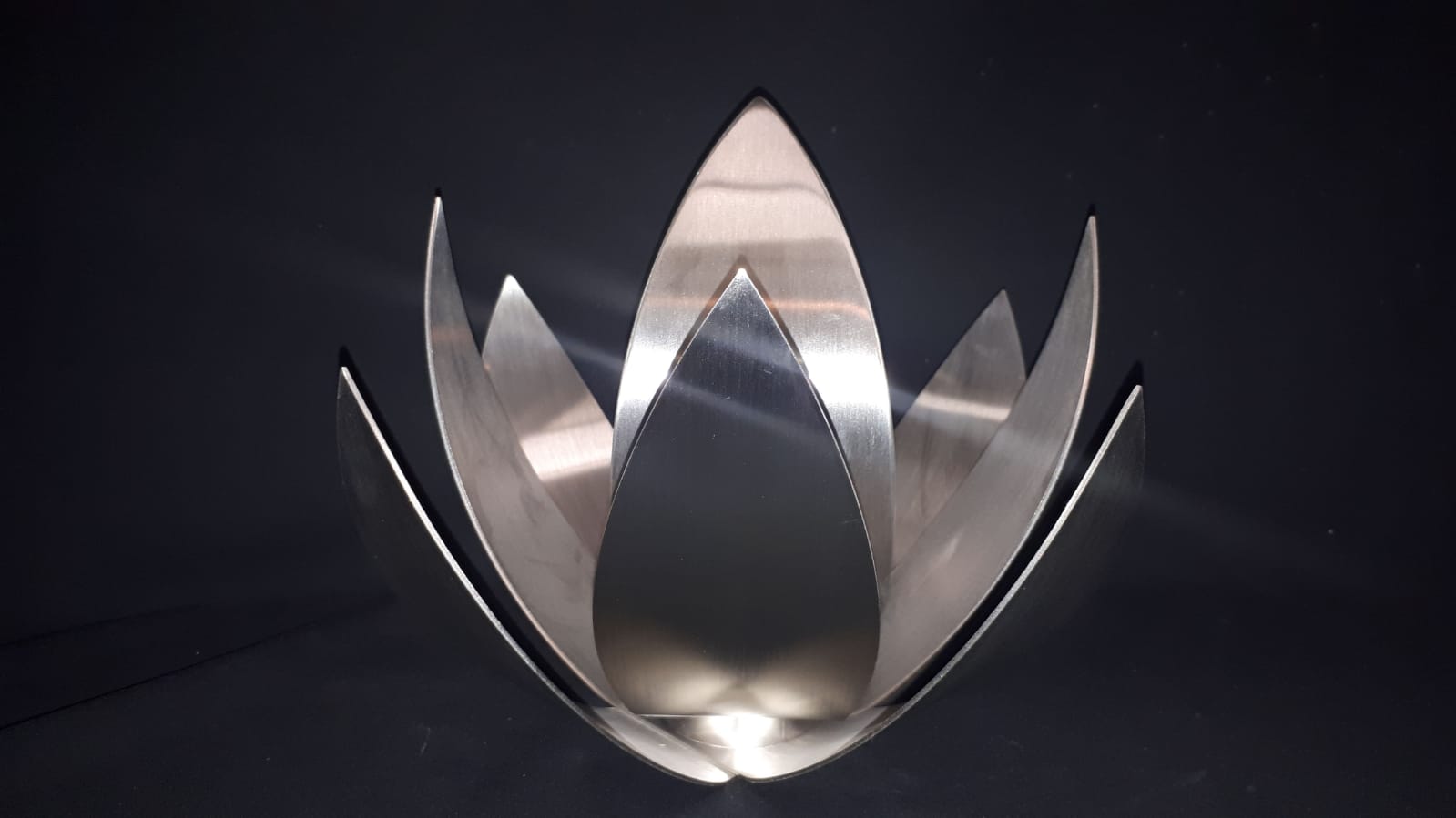 Urn 'Lotus' Urn 'Lotus'