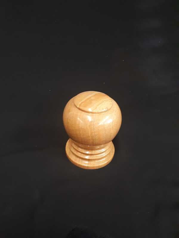 Natuurstenen urn bruin rood Natuurstenen urn bruin rood