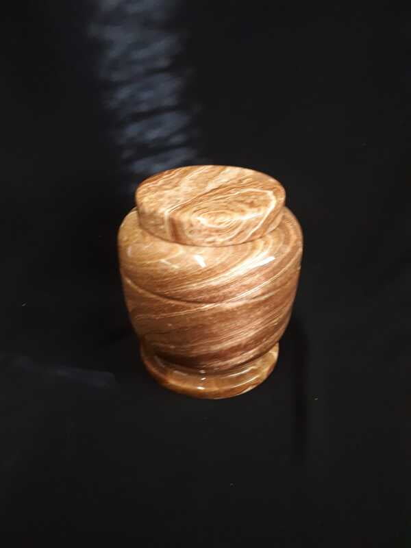 Marmeren natuurstenen urn Marmeren natuurstenen urn