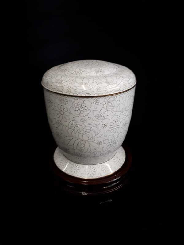 Cloissone Urn wit Cloissone Urn wit