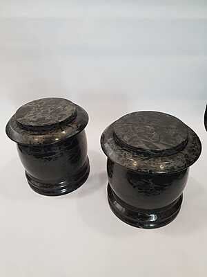 Zwarte natuurstenen urnen japanse stijl