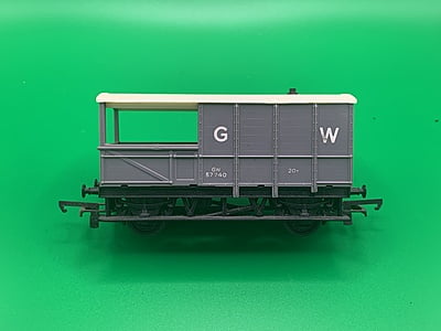 Triang - R124A - GWR 20T Toad Brake Van 57740 in GW Grey