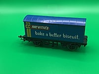 Hornby - R137 - MCVITIES BISCUITS Closed box wagon