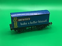 Hornby - R137 - MCVITIES BISCUITS Closed box wagon