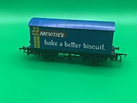 Hornby - R137 - MCVITIES BISCUITS Closed box wagon