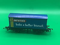 Hornby - R137 - MCVITIES BISCUITS Closed box wagon