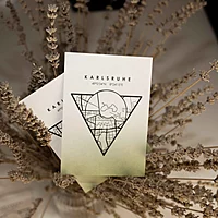Karlsruhe Postkarte mit Stadtplan-Motiv in einem Strauß Trockenblumen