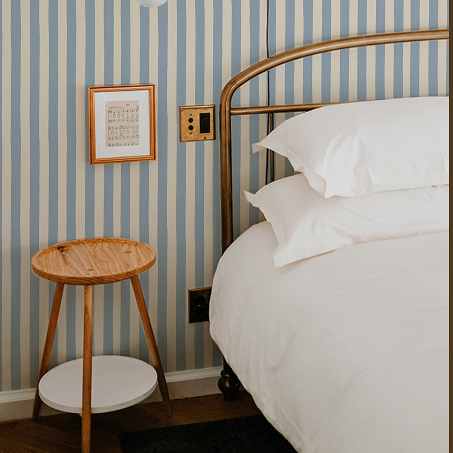 Medium Hand Painted Stripe - Beryl and Colethrop Cream - Wallpaper Medium Hand Painted Stripe - Beryl and Colethrop Cream - Wallpaper