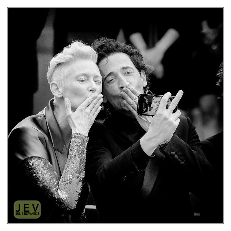 Julie Edwards Monochrome Show 2021 - Tilda Swinton and Adrien Brody Selfie Julie Edwards Monochrome Show 2021 - Tilda Swinton and Adrien Brody Selfie