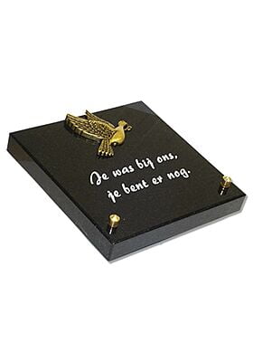 Graniet gedenksteentje met bronzen vogel Graniet gedenksteentje met bronzen vogel