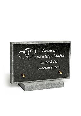 Klein gedenksteentje op een sokkel Klein gedenksteentje op een sokkel