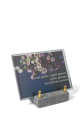 Gedenkplaatje van glas met grijze sokkel Gedenkplaatje van glas met grijze sokkel