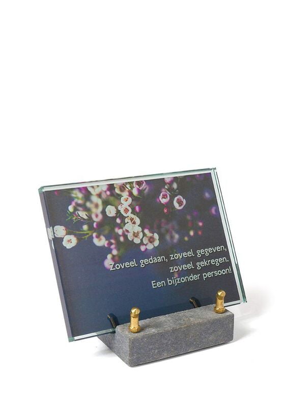 Gedenkplaatje van glas met grijze sokkel Gedenkplaatje van glas met grijze sokkel