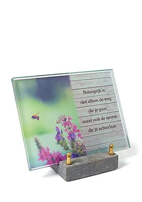 Glazen gedenkpaatje met tekst en sokkel Glazen gedenkpaatje met tekst en sokkel