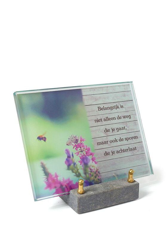 Glazen gedenkpaatje met tekst en sokkel