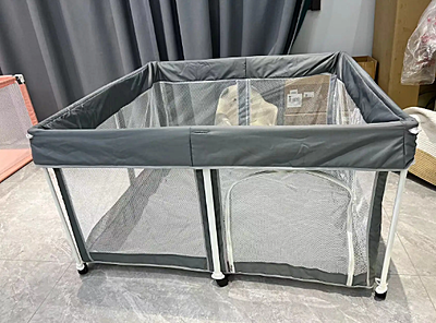 ДЕТСКИ КЪТ Сгъваема квадратна кошара + килимче за игра