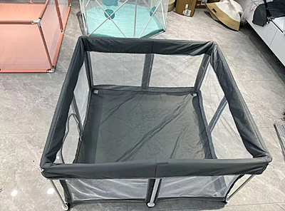 ДЕТСКИ КЪТ Сгъваема квадратна кошара + килимче за игра