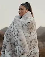 WARO par Plaids Cocooning - Plaid fausse fourrureLéopard des neiges beige WARO par Plaids Cocooning - Plaid fausse fourrureLéopard des neiges beige