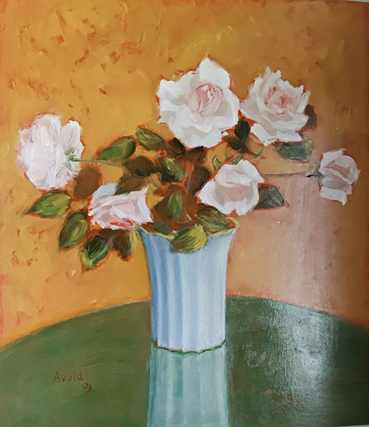 Rosa Rosen in weißer Vase