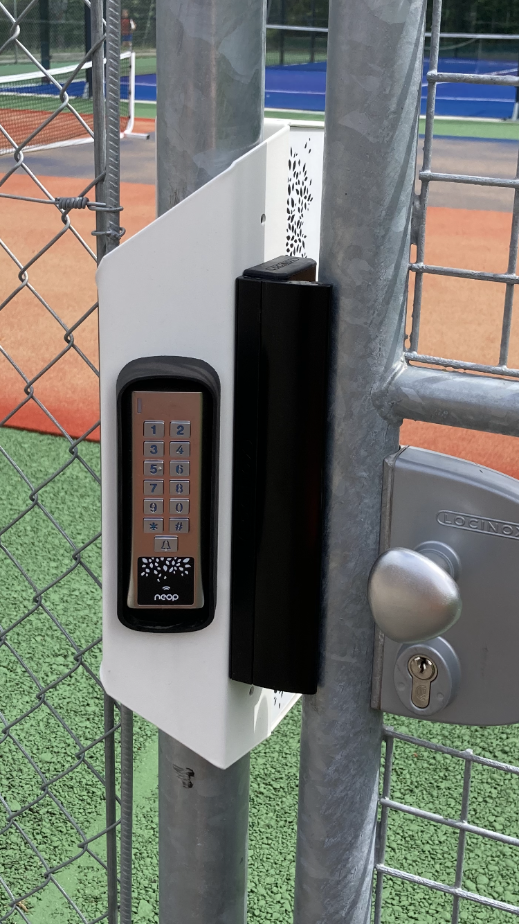 Contrôle d'accès Neop Tennis Club connecté tenup porte