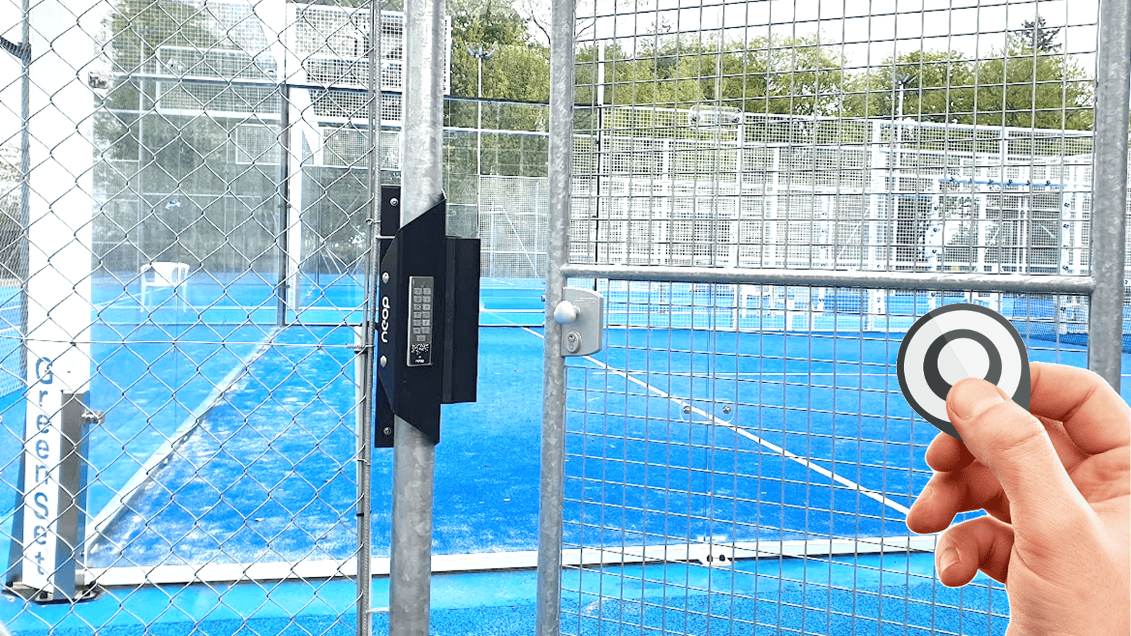 Portillon acces padel avec badge et codes ephemeres