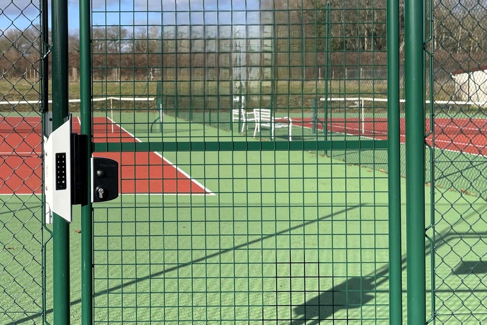 Visuel Serrure 4G Neop + Kit Exterieur Tennis2 -paysage